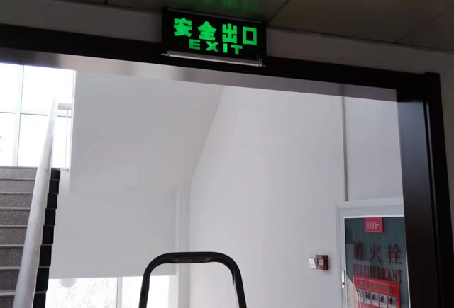商場逃生樓梯疏散指示的安裝規范和日常維保
